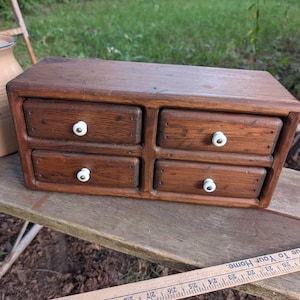 Costurero antiguo de madera con 4 cajones y tiradores de porcelana, madera maciza.