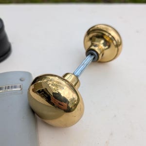 Vintage dörrknoppset i massiv mässing