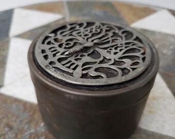 Caja de metal Metzke con forma de mariposa de peltre, 7,6 x 6,35 cm (3" x 2,5"), para guardar joyas o pequeños objetos. Pátina original. Metzke, Alemania, hecha a mano.