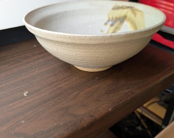 Bol de cerámica grande orgánico de color amarillo, marrón y beige, estilo vintage de Finlandia