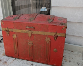Baú/caixão de viagem antigo do século XIX, vermelho, com formato de corcova de camelo.