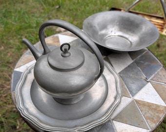 Conjunto de chá vintage Plymouth K S em estanho, composto por 3 peças: prato, tigela e bule.