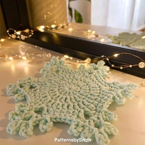 Crochet snowflake coaster made with cotton yarn, perfect as a Christmas table decoration, tea or coffee cup mat, or handmade gift. Digital crochet pattern PDF for beginners and intermediate crocheters.