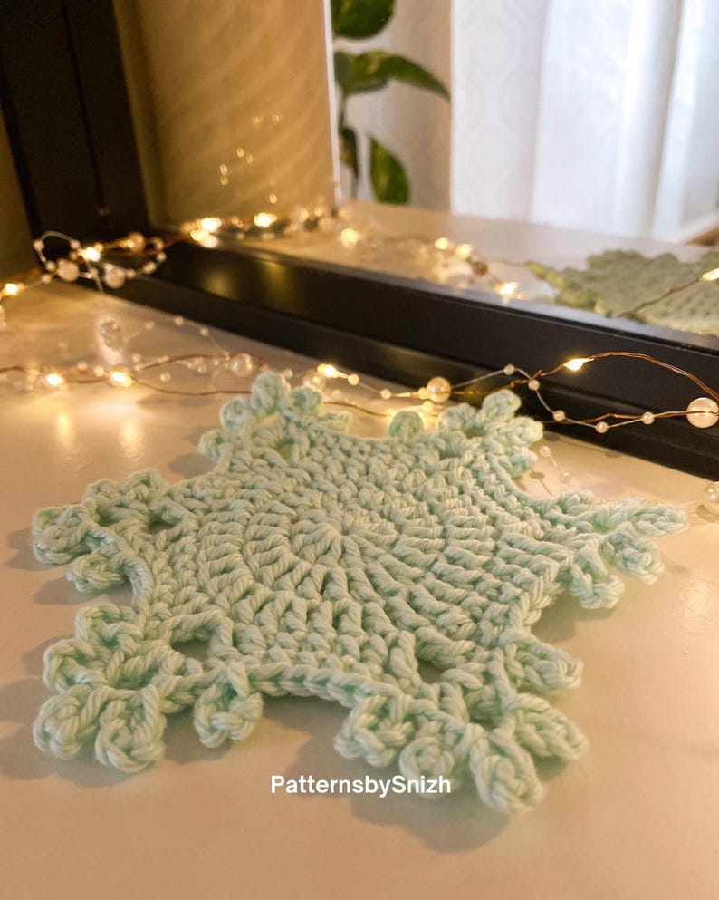 Crochet snowflake coaster made with cotton yarn, perfect as a Christmas table decoration, tea or coffee cup mat, or handmade gift. Digital crochet pattern PDF for beginners and intermediate crocheters.