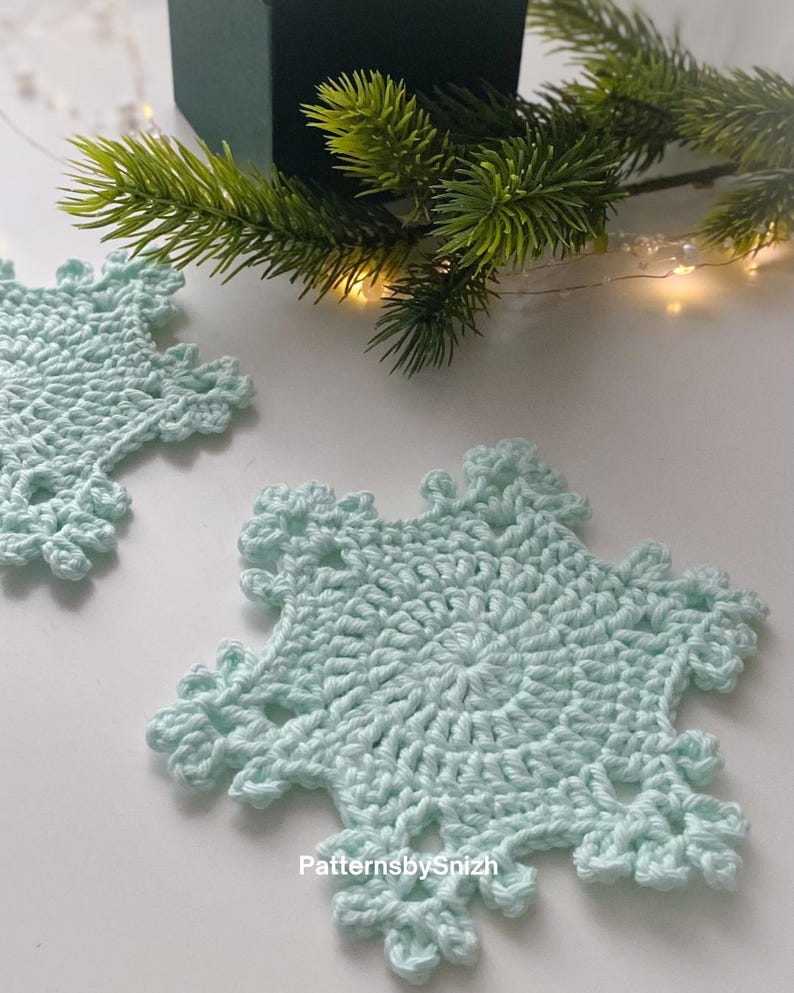 Crochet snowflake coaster made with cotton yarn, perfect as a Christmas table decoration, tea or coffee cup mat, or handmade gift. Digital crochet pattern PDF for beginners and intermediate crocheters.