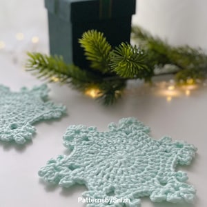 Crochet snowflake coaster made with cotton yarn, perfect as a Christmas table decoration, tea or coffee cup mat, or handmade gift. Digital crochet pattern PDF for beginners and intermediate crocheters.