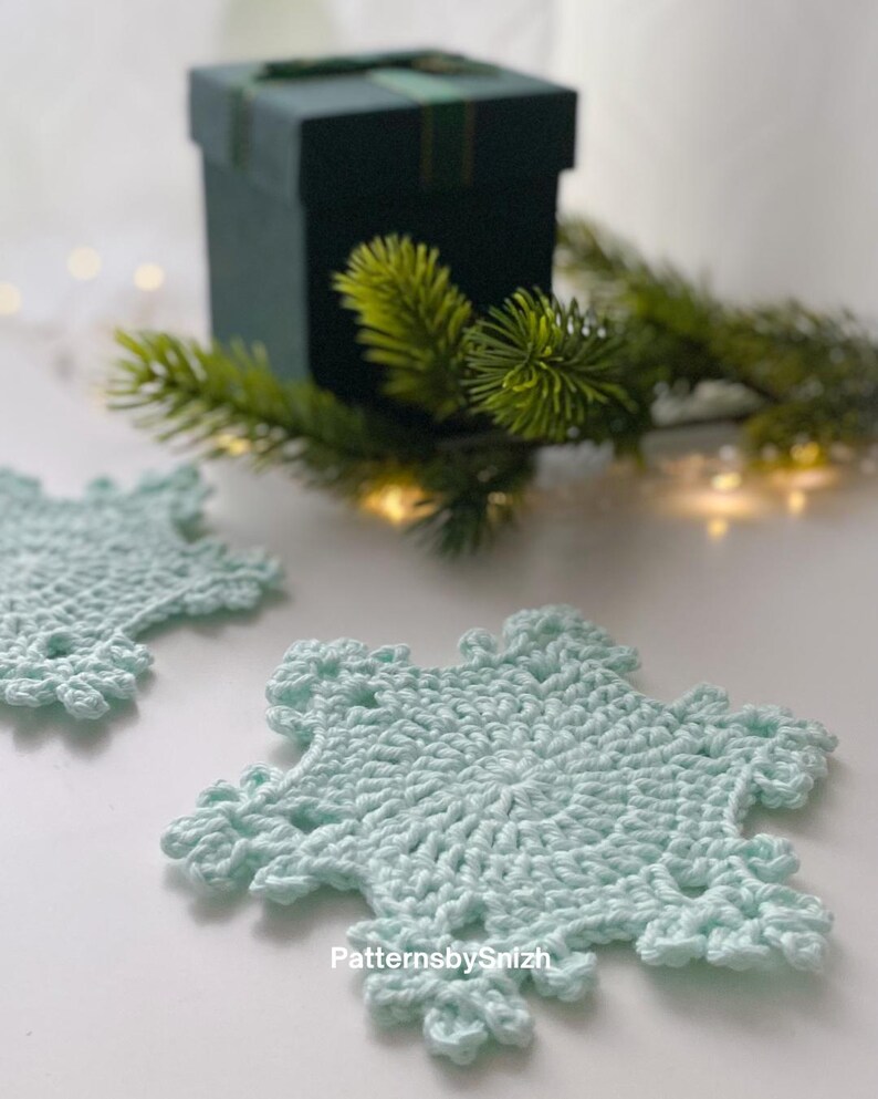 Crochet snowflake coaster made with cotton yarn, perfect as a Christmas table decoration, tea or coffee cup mat, or handmade gift. Digital crochet pattern PDF for beginners and intermediate crocheters.