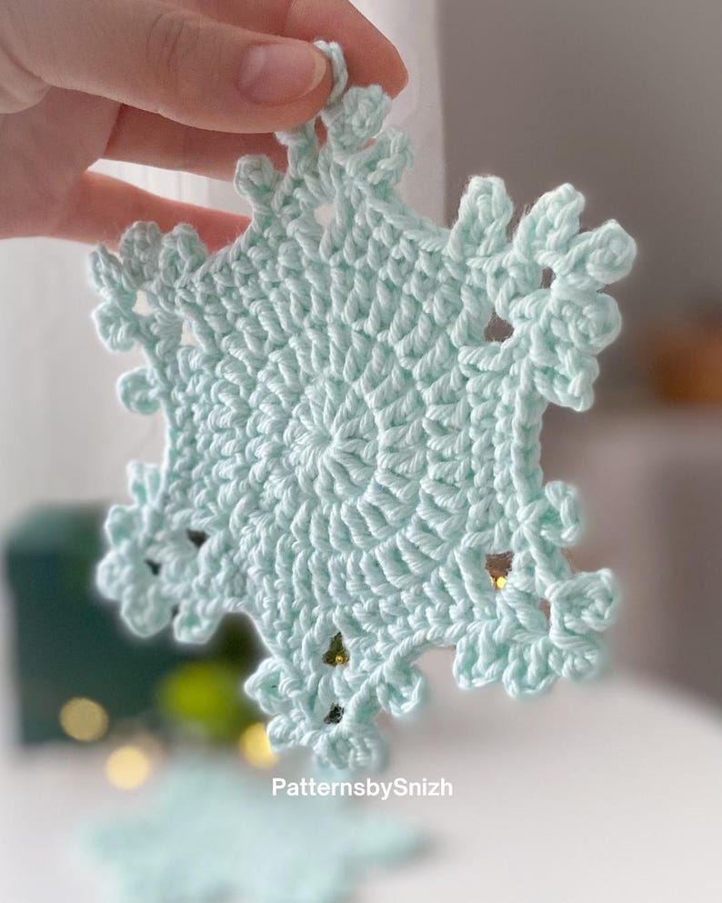 Crochet snowflake coaster made with cotton yarn, perfect as a Christmas table decoration, tea or coffee cup mat, or handmade gift. Digital crochet pattern PDF for beginners and intermediate crocheters.