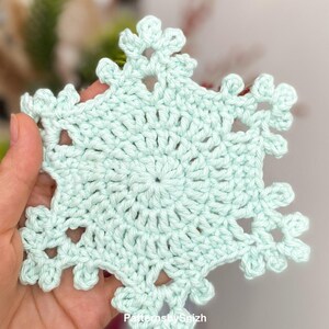 Crochet snowflake coaster made with cotton yarn, perfect as a Christmas table decoration, tea or coffee cup mat, or handmade gift. Digital crochet pattern PDF for beginners and intermediate crocheters.
