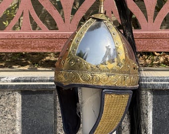 Mittelalterlicher konischer Spangenhelm mit Feder – Handgeprägter Helm | Kavalier Helm für LARP & Reenactment