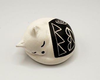 Vintage Acoma NM Sleeping Cat Figurine, Hand Painted Miniature Pueblo Pottery