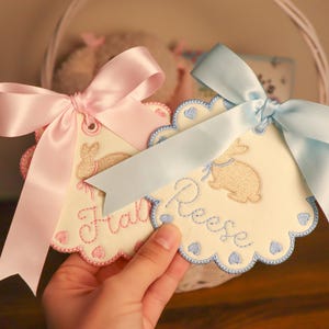Étiquette brodée personnalisée pour panier de Pâques lapin | Souvenir en tissu ancien (4,5 po.)