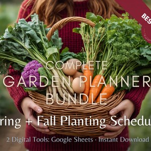 Puede incluir: Una cesta de mimbre tejida llena de productos frescos que incluyen zanahorias naranjas, huevos marrones y coliflor morada, con el texto COMPLETE GARDEN PLANNER BUNDLE, Spring + Fall Planting Schedules y 2 Digital Tools: Google Sheets.