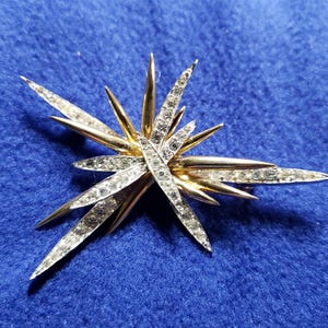 Rare Jomaz signed Starburst brooch. Rhinestone and gold tone. 1950s haute couture. Vintage beauty.