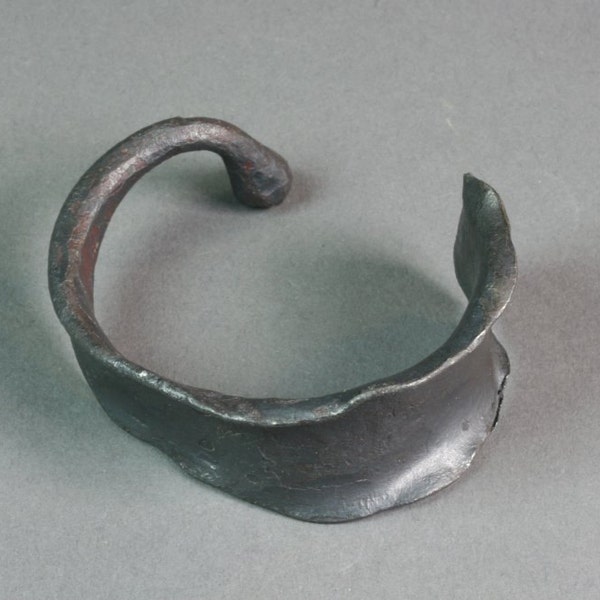 Forged steel / iron bracelet -- i11239