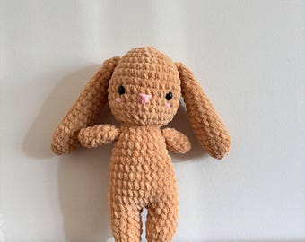 Conejito de peluche de ganchillo con mono / Decoración de primavera / Regalo de conejo hecho a mano