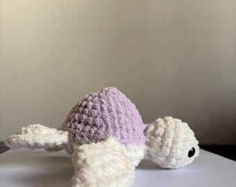Tortuga de ganchillo de lavanda hecha a mano