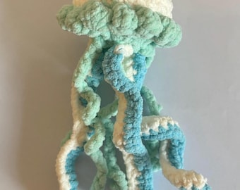 Peluche de medusa de ganchillo / Decoración infantil oceánica hecha a mano