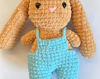 Conejito de ganchillo con mono / Decoración de habitación estilo cottagecore / Regalo de peluche de conejo hecho a mano