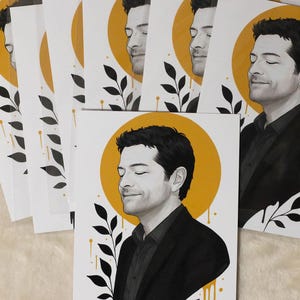 K&ouml;nnte beinhalten: Eine Reihe von Kunstdrucken mit einem Portr&auml;t eines Mannes mit geschlossenen Augen, vor einem gelben Kreis. Schwarze Bl&auml;tter und goldene Tropfen akzentuieren das Design. Der Text "Peaceful Misha" befindet sich unten.