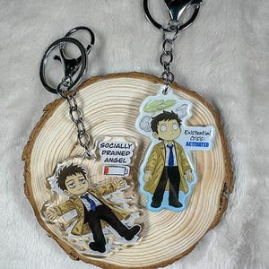 Chibi Castiel Supernatural Schlüsselanhänger | Existenzielle Krise oder sozial ausgelaugter Engel | 2,5 "Doppelseitiger Epoxy Acryl-Schlüsselring