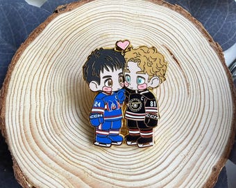 Pin de esmalte duro de rivalidad acalorada / Hollanov Love Chibi / Baño de oro / Fan art de romance de hockey / Regalo para amantes de los libros / Hollanov