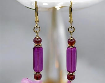 Brincos artesanais em vidro checo com orquídea rosa, detalhes em tom dourado e fecho de alavanca banhado a ouro 18K.