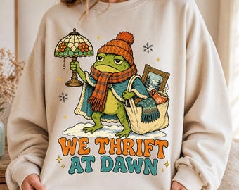 We Thrift At Dawn PNG, design a sublimazione con rana in stile cottagecore invernale, clipart divertenti di antiquariato vintage, regalo accogliente ed estetico