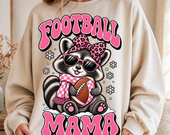 Pink Football Mama Racoon PNG, design divertente per mamme di sport invernali, download digitale stampabile per sublimazione