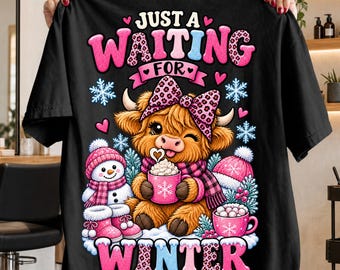 Mucca delle Highlands in attesa dell'inverno PNG, clipart natalizia rosa, design natalizio accogliente in stile fattoria per sublimazione, download digitale
