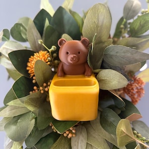AirPods Charging Dock – Cute 3d Printed Honey Bear Holder Stand (USB-C & Lightning)