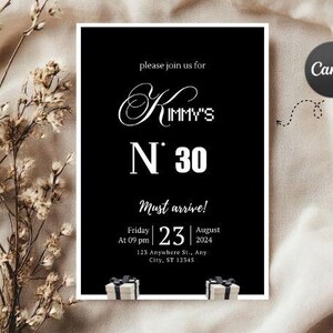 Peut inclure: Carte d'invitation noire et blanche avec le texte "Kimmy's N' 30" dans une police décorative. L'invitation comprend la date, l'heure et le lieu de l'événement. Deux petits coffrets cadeaux sont au bas de la carte.