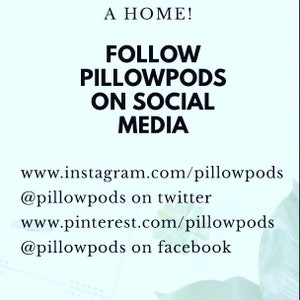 K&ouml;nnte beinhalten: Wei&szlig;er Hintergrund mit dem Text &bdquo;A HOME!&ldquo; oben. Fettgedruckter Text lautet &bdquo;FOLGE PILLOWPODS AUF SOCIAL MEDIA&ldquo;. Unten sind Social-Media-Links: Instagram, Twitter, Pinterest und Facebook.