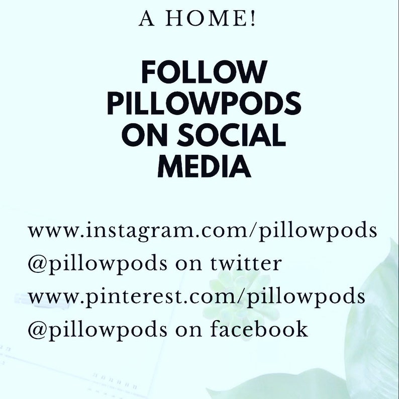 K&ouml;nnte beinhalten: Wei&szlig;er Hintergrund mit dem Text &bdquo;A HOME!&ldquo; oben. Fettgedruckter Text lautet &bdquo;FOLGE PILLOWPODS AUF SOCIAL MEDIA&ldquo;. Unten sind Social-Media-Links: Instagram, Twitter, Pinterest und Facebook.
