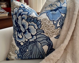 Housse de coussin Thibaut Honshu en bleu et beige, housse de coussin florale 20 x 20 pouces, tissu de créateur, décoration classique