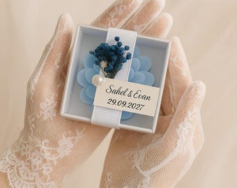 Gepersonaliseerde blauwe bloemenkaars huwelijksbedankje: elegante geschenkdoos met parel