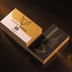 Puede incluir: Dos pilas de tarjetas de visita. Una pila tiene un diseño dorado y blanco con el texto "PureVow Creation" y un logotipo de zorro. La otra pila es negra con texto dorado y el mismo logotipo y nombre de la empresa.