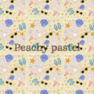 Könnte beinhalten: Ein sich wiederholendes Muster mit Strand-Illustrationen. Das Design umfasst Sonnenbrillen, Muscheln, Seesterne, Eiswaffeln und Flip-Flops in Pastellfarben. Der Text "Peachy pastel" ist ebenfalls enthalten.