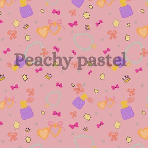 Puede incluir: Un patrón repetitivo sobre un fondo rosa presenta frascos de perfume, gafas de sol en forma de corazón, collares, lazos, coronas y estrellas. El texto "Peachy pastel" está superpuesto. La paleta de colores incluye rosa, amarillo, morado y melocotón.