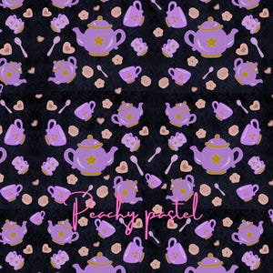 Könnte beinhalten: Ein sich wiederholendes Muster mit lila Teekannen, Tassen, Löffeln sowie Blumen- und Herzformen auf dunklem Hintergrund. Die Teekannen haben ein goldenes Sterndesign. Der Text "Beachy pastel" ist in rosa Schreibschrift geschrieben.