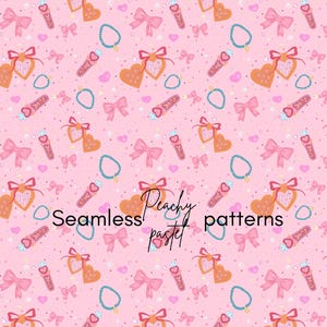 Könnte beinhalten: Nahtloses Muster auf rosa Hintergrund mit Schleifen, herzförmigen Medaillons, Halsketten und Parfümflaschen. Das Design enthält die Worte "Seamless Peachy pastel patterns". Die Farbpalette ist weich und feminin.