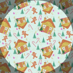 Könnte beinhalten: Ein sich wiederholendes Muster mit gelben Häusern mit orangefarbenen Dächern, grünen Weihnachtsbäumen, Lebkuchenmännern und Zuckerstangen auf hellblauem Hintergrund. Das Design ist festlich und skurril, ideal für Produkte zum Thema Feiertage.