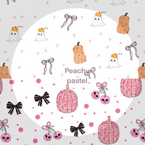 Könnte beinhalten: Ein sich wiederholendes Muster mit Kürbissen, Geistern, Schleifen und Kirschen in einem pfirsichfarbenen Pastellfarbschema. Die Kürbisse und Kirschen haben ein rosa Leopardenmuster. Der Text "Peachy pastel" ist ebenfalls enthalten.