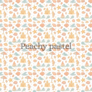 Könnte beinhalten: Ein sich wiederholendes Muster mit Strandillustrationen. Das Design umfasst Sandburgen, Segelboote, Muscheln, Seesterne, Sonnenschirme, Seepferdchen und Wellen in Pastelltönen von Pfirsich, Blau und Gelb. Der Text "Peachy pastel" ist überlagert.