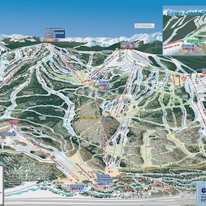 Könnte beinhalten: Eine detaillierte Karte des Skigebiets Vail mit Skipisten, Liften und dem umliegenden Gelände. Die Karte enthält den Text "VAIL The Front Side" und "PLAY IT SAFE PLAY ALL SEASON". Die Karte ist eine farbenfrohe Illustration.