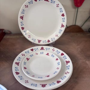 Juego de vajilla vintage Corning Corelle Hometown Pattern Red Blue Cottage Core de 6 piezas: platos llanos y pan.