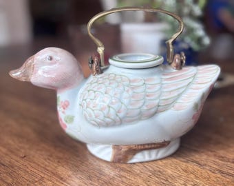 Tetera vintage con pato pintado a mano y asa de latón, estilo chinoiserie rosa.