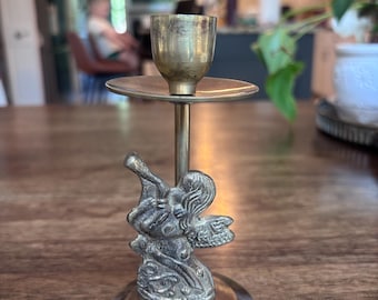 Candelabro antiguo de latón macizo con ángel - Decoración tradicional de mediados de siglo