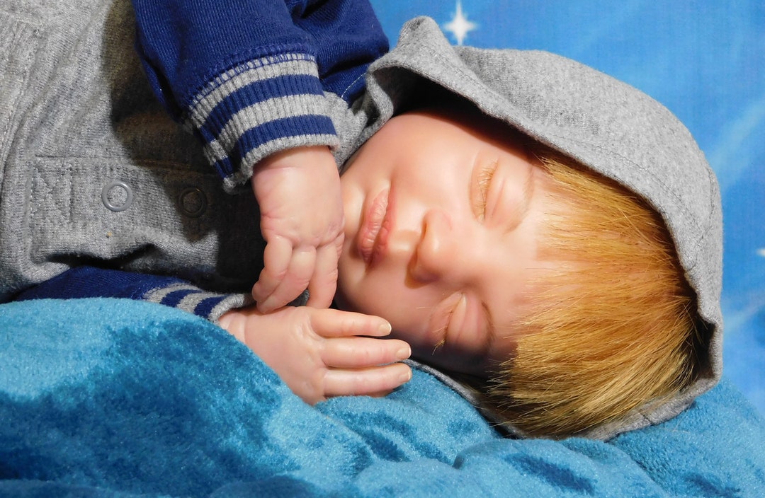 baby sleeping on bownsor (2020 原画) baby sleeping on bownsor