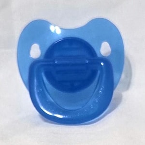 Könnte beinhalten: Ein blauer Silikon-Schnuller für Babys mit einem strukturierten, geriffelten Design auf der Saugwarze.